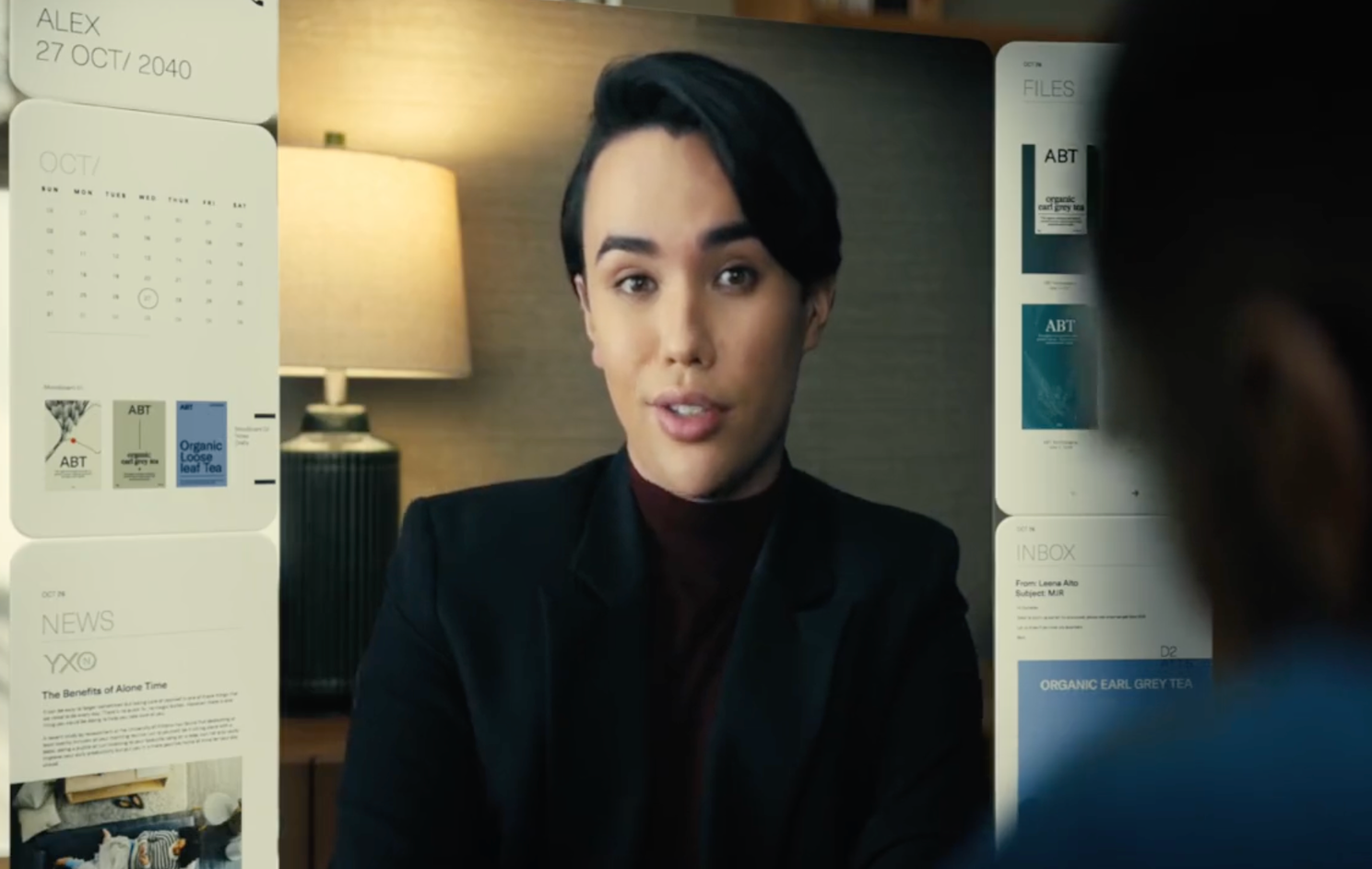 In einer späteren Szene sitzt die Person in einem Videocall mit einer Frau