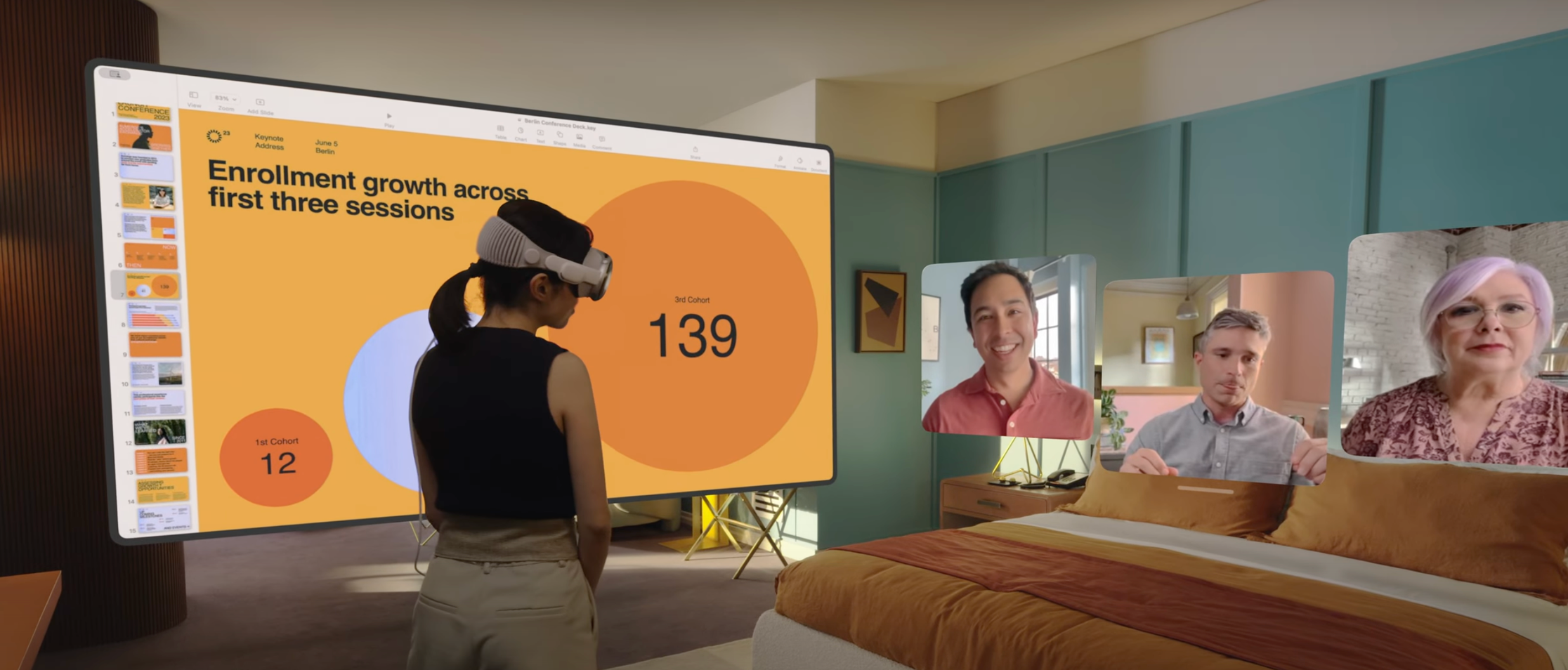Frau mit Apple Vision Pro sieht Keynote und Videos von 3 Gesprächsteilnehmern