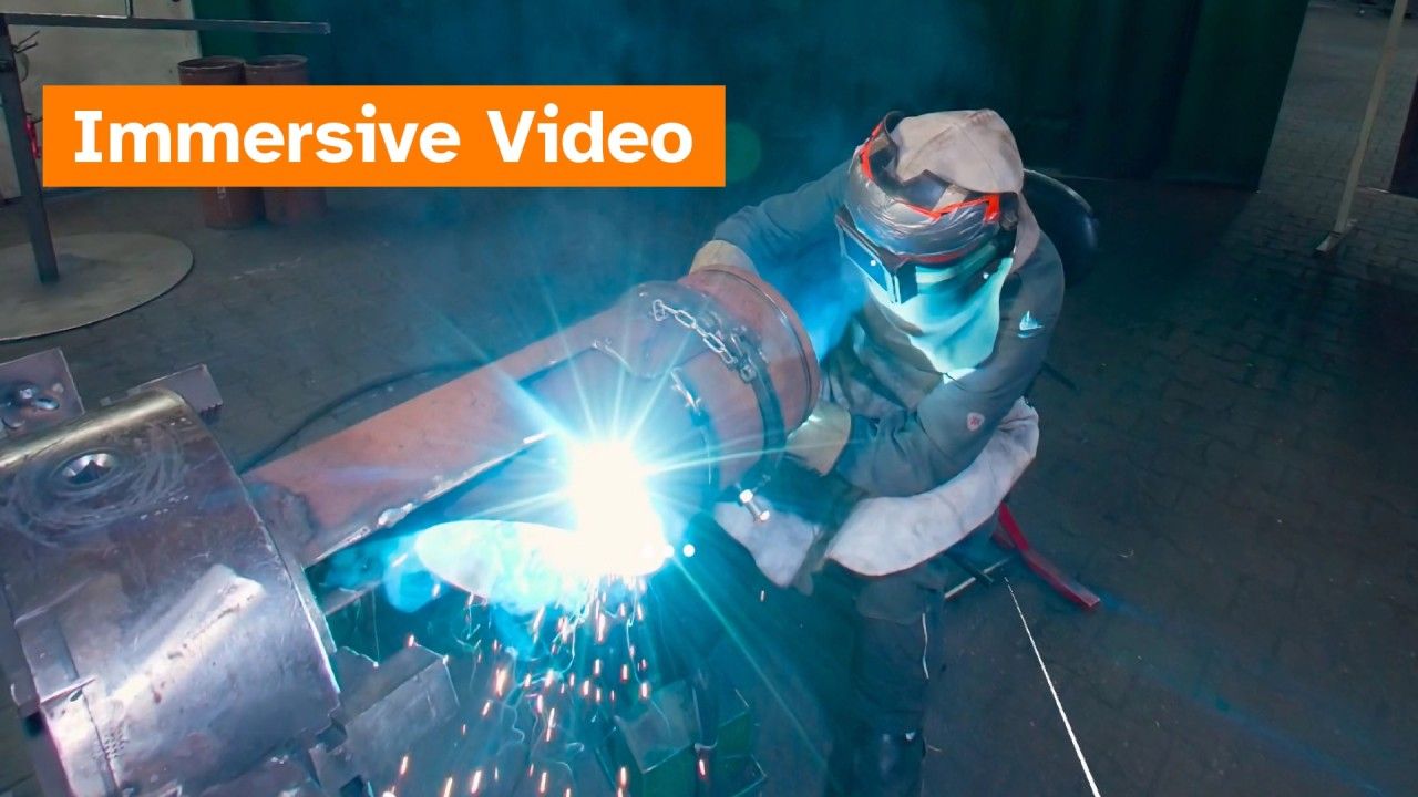 Schweissen eines grossen Rohres, Schriftzug Immersive Video