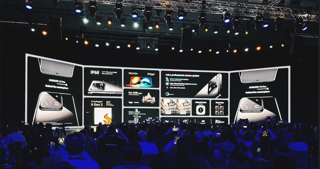 Vortrag mit riesiger LED-Leinwand gefüllt mit Hochglanzbildern und Texten zu einem SmartPhone