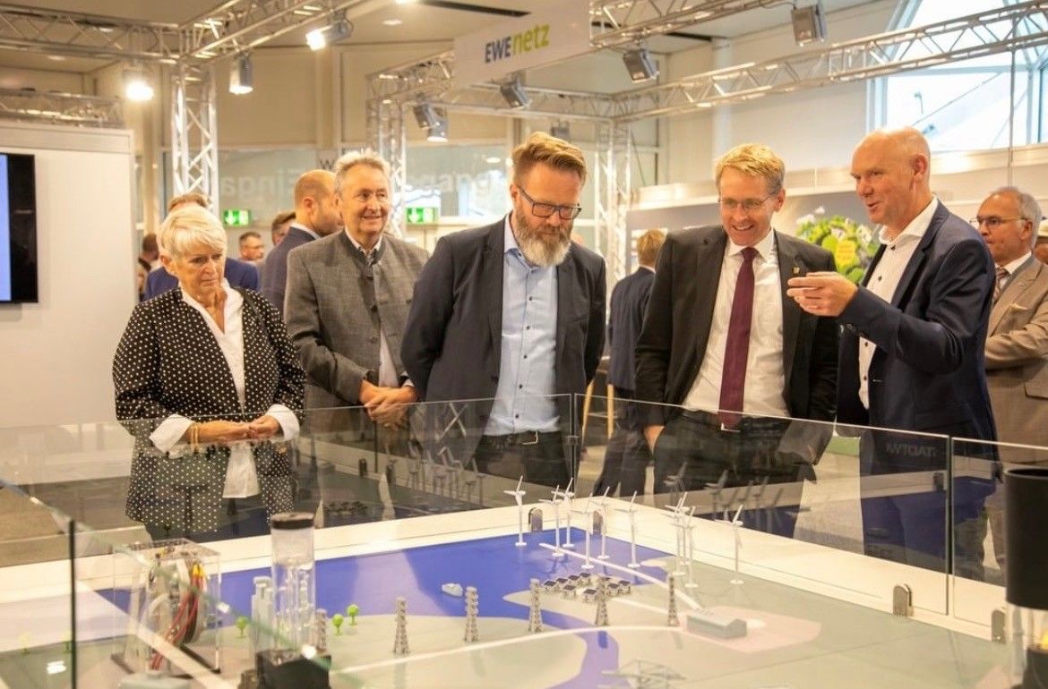 Daniel Günther, Ministerpräsident von Schleswig-Holstein, an einem Messeexponat von PS Modellbau
