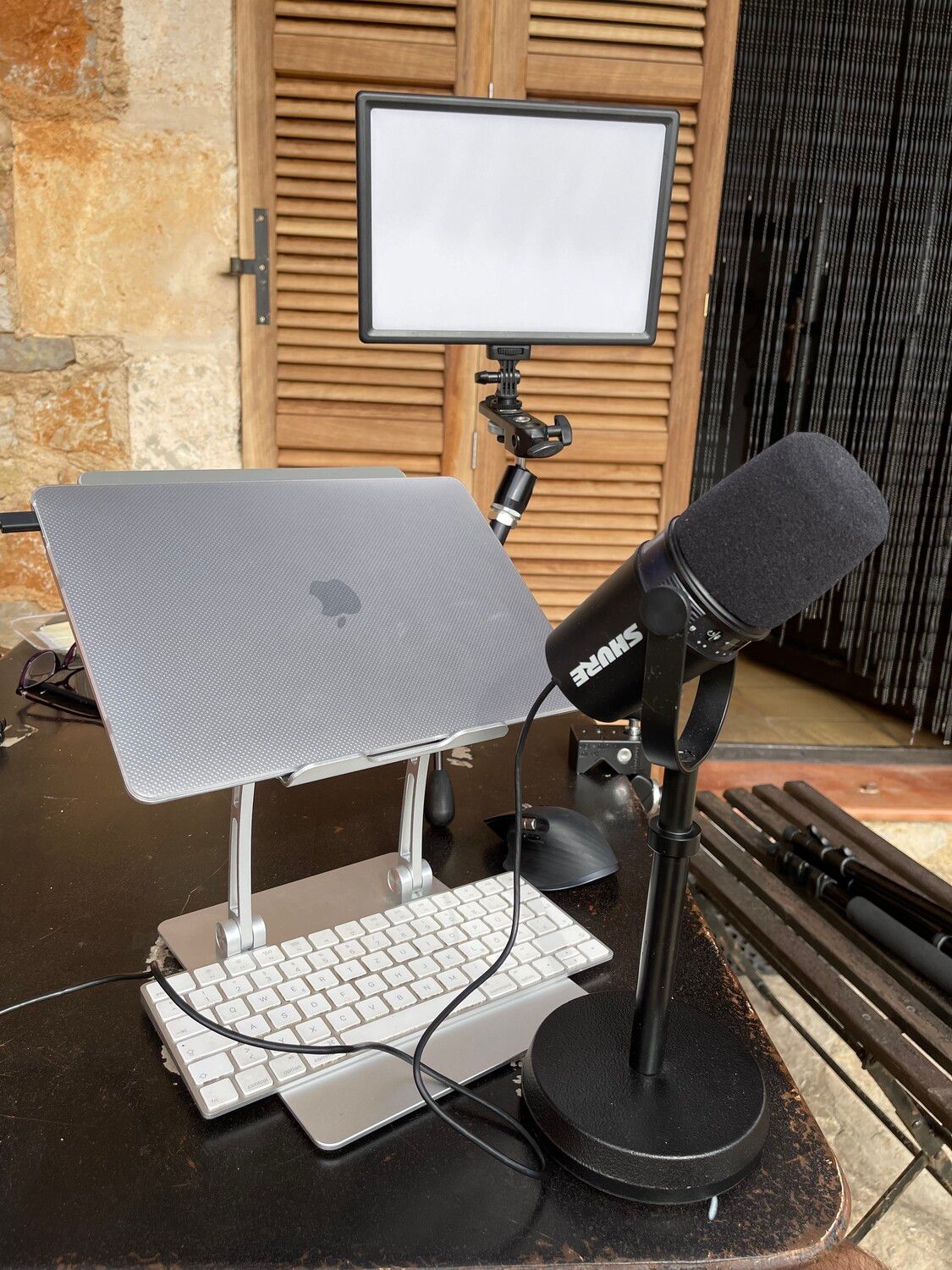 MacBook-Ständer, SHURE Mikrofon, schmale Tastatur, LED-Leuchte