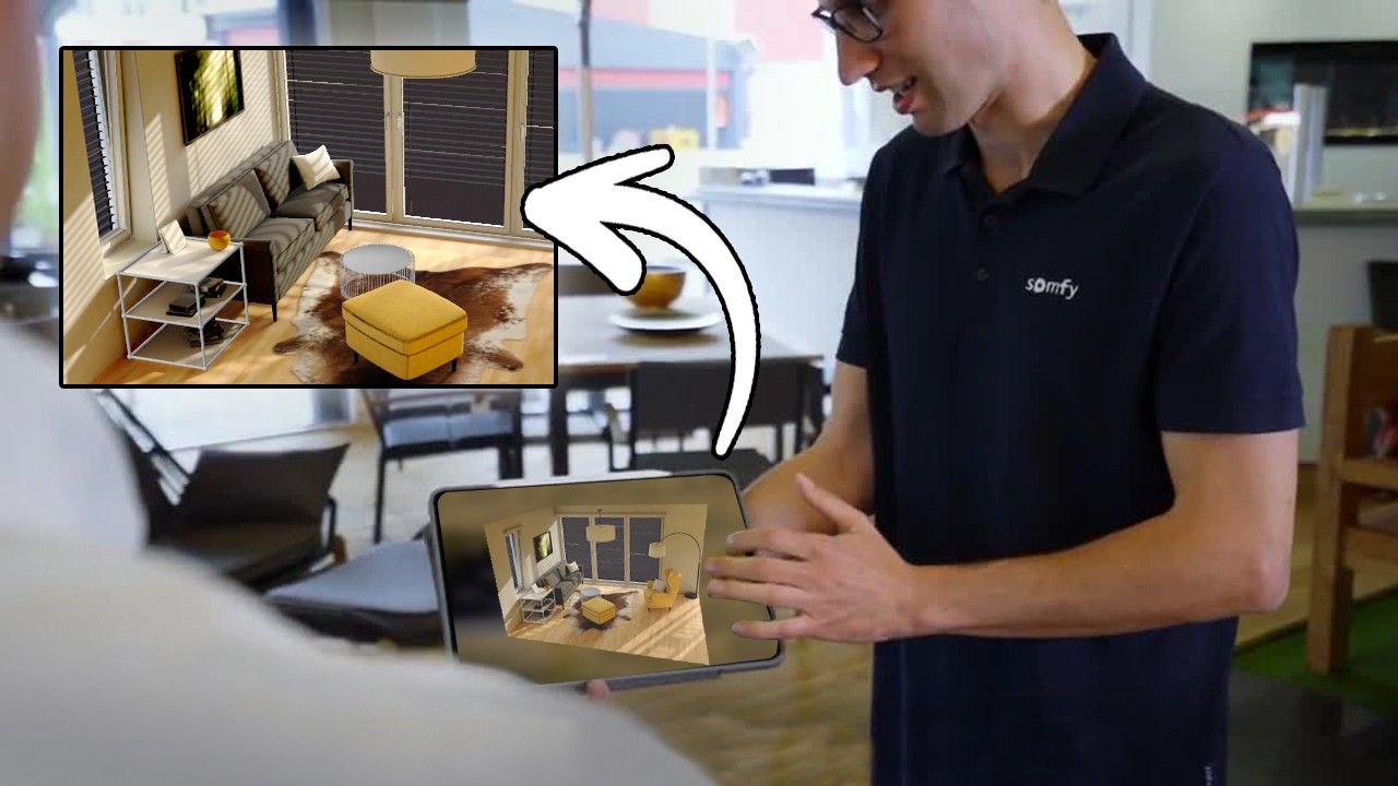 somfy Marketingleiter demonstriert ein Wohnzimmer in AR auf einem iPad