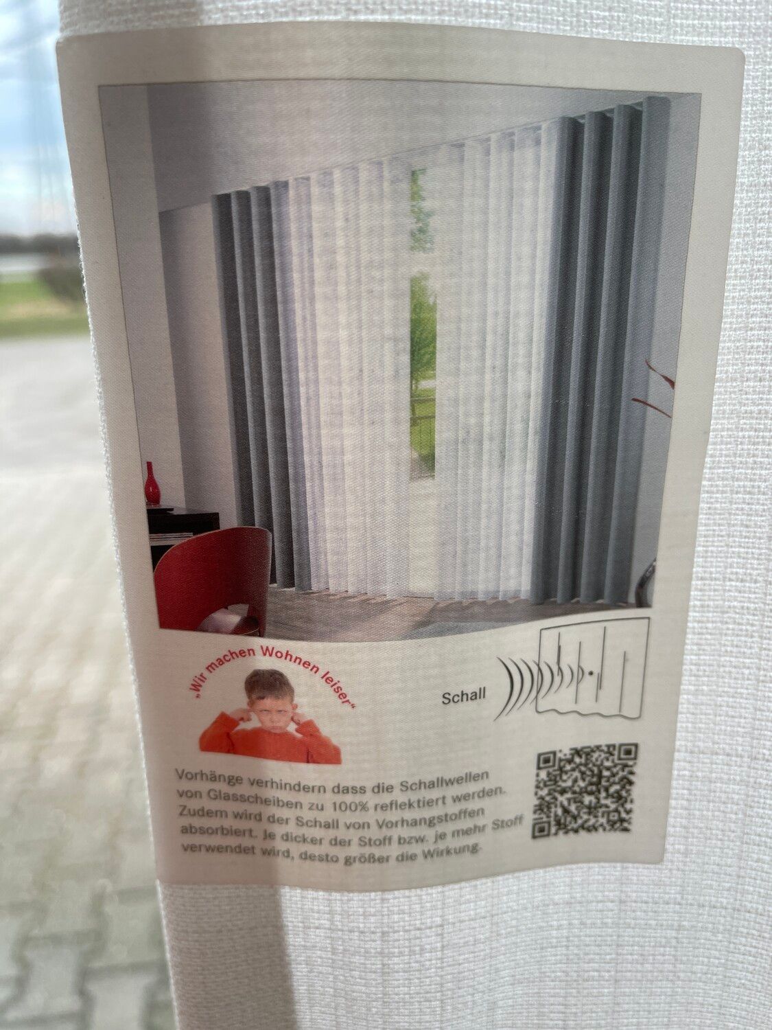 Schallschutz-Schild an Gardine