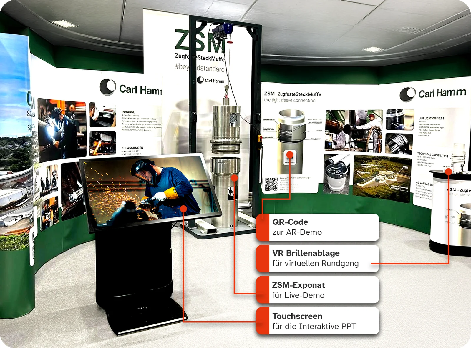 Messestand Carl Hamm von viSales: ZSM-Exponat für die Live-Demo, QR-Code zur AR-Demo, Touchscreen mit interaktiver Präsentation und VR-Brillenablage für den virtuellen Rundgang